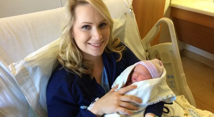 Kaylee Bays, su hija se demoraba para nacer, por lo que le hizo un pedido inédito a su jefe