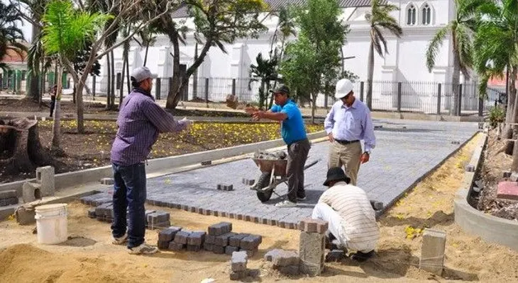 Comunidades reclaman asfalto de calles y puente 
