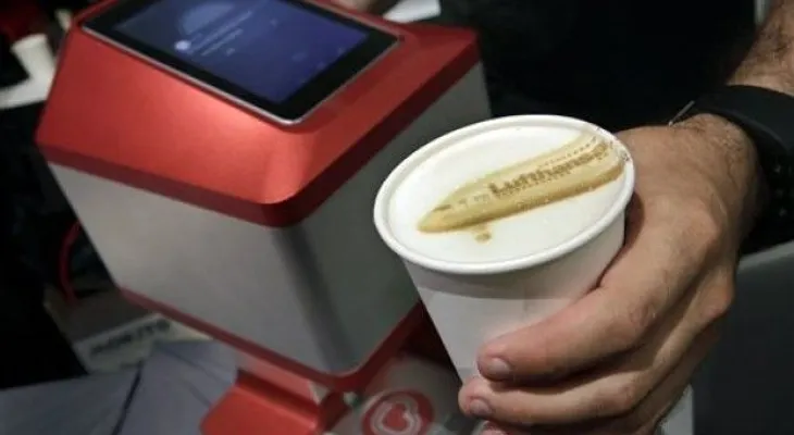 Presentan máquina pinta sobre la espuma del café 