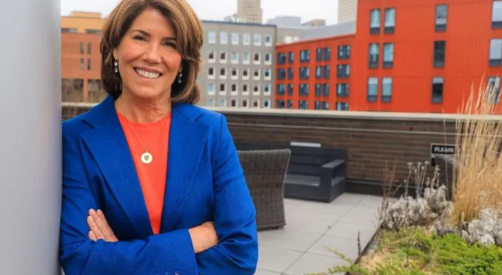 Helena Foulkes gana primaria demócrata en Rhode Island y derrota al gobernador Dan McKee