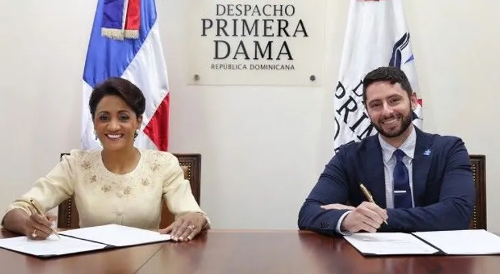 Primera Dama firma convenio con Autism Speaks para proyectos de niños autistas