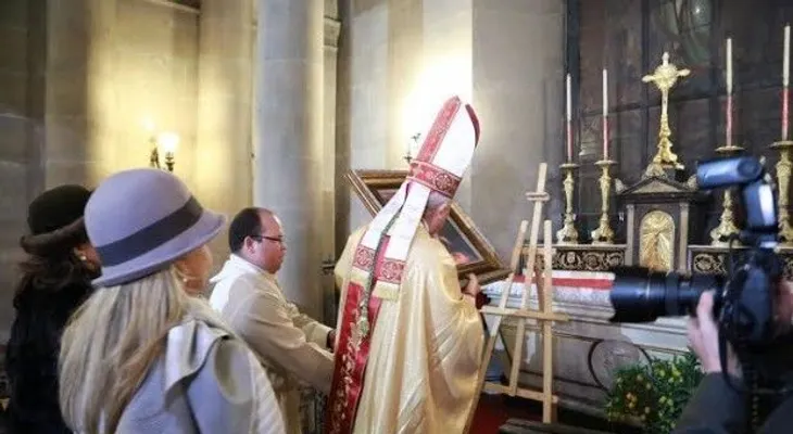 Entronizan imagen de la Virgen de La Altagracia en iglesia de París