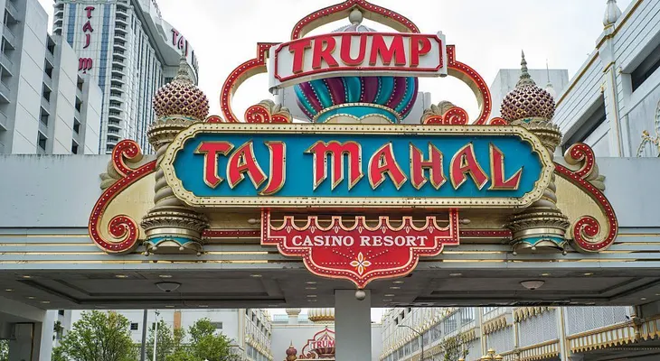 Donald Trump recibió 39 millones de dólares por asesorar su propia empresa que luego quebró