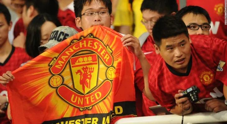 Adidas confunde al Manchester United con el Chelsea y enfurece a los hinchas