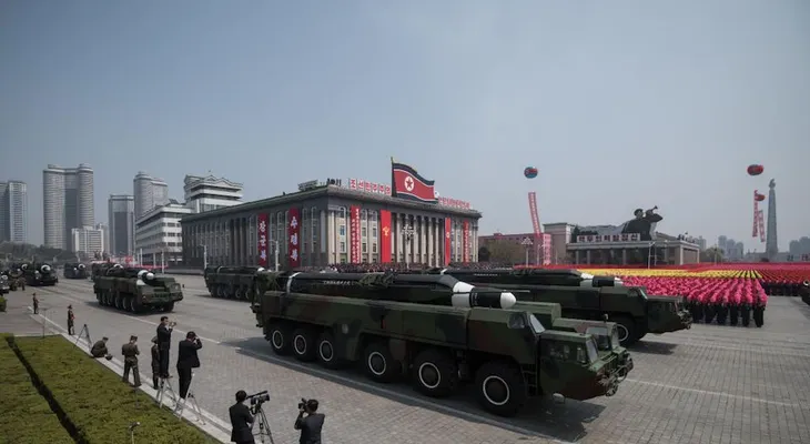 Corea del Norte presume nuevo armamento durante desfile militar