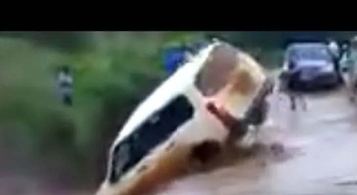 Creyó que podría cruzar el río al volante de su coche