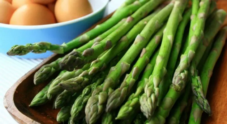 13 beneficios de comer espárragos