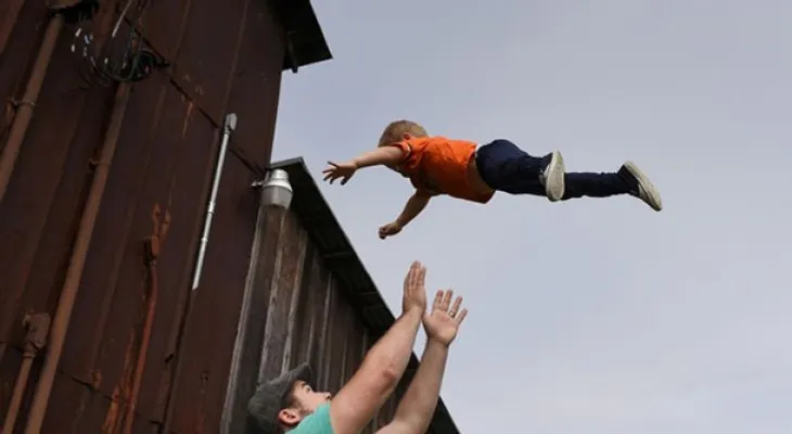 Hombres que esperan los 45 para ser padres ponen en riesgo a sus hijos
