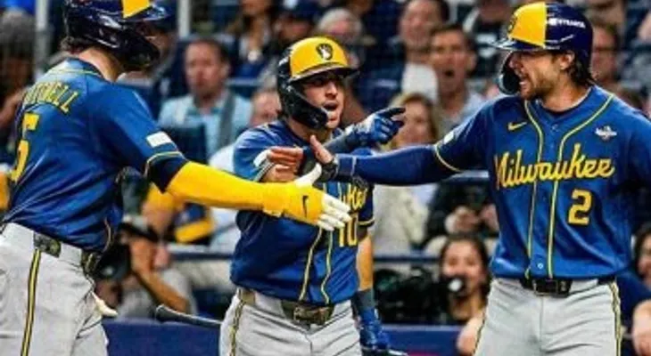Cerveceros arrollan a Tampa Bay con ofensiva récord y quedan a un paso del título