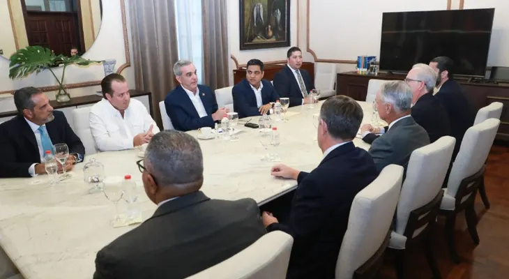 Abinader sostiene productivo encuentro con comisionado MLB, Rob Manfred