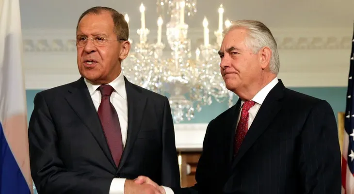 El canciller ruso llegó a Washington y descolocó a todos con una respuesta irónica