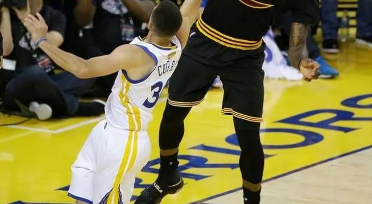 Warriors y Cavaliers con el título en la línea en el juego 7