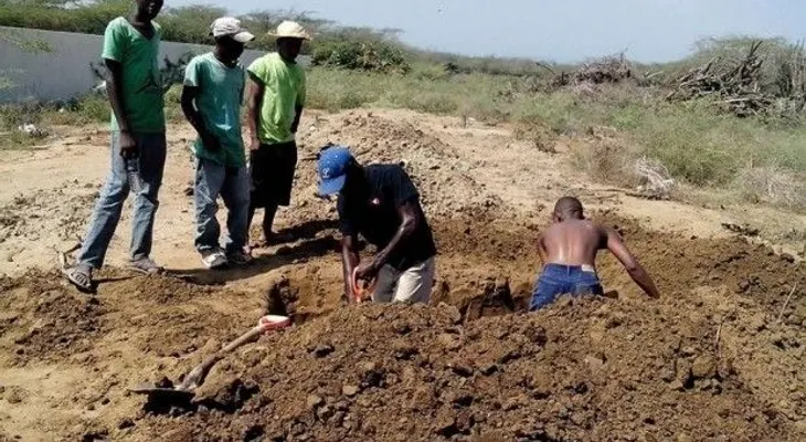Entierran haitianos fuera de cementerio y en fundas en Montecristi