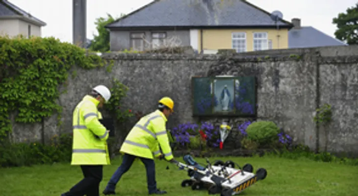Hallan "gran número" de niños enterrados en una fosa de un convento irlandés