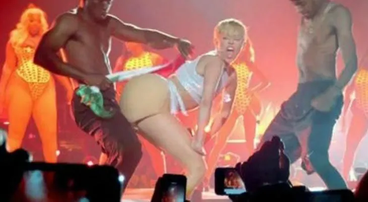 Miley Cyrus se limpia el trasero con la bandera mexicana.