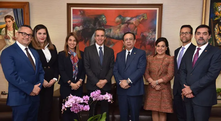 Gobernador Valdez Albizu recibe presidente regional de VISA Internacional