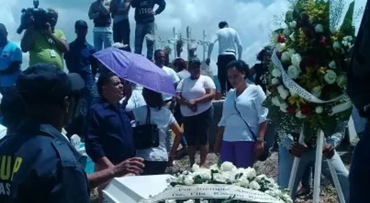El dolor y llanto "invaden" familiares de Anneris Peña Pérez, tras ser sepultado sus restos; fue degollada en joyería