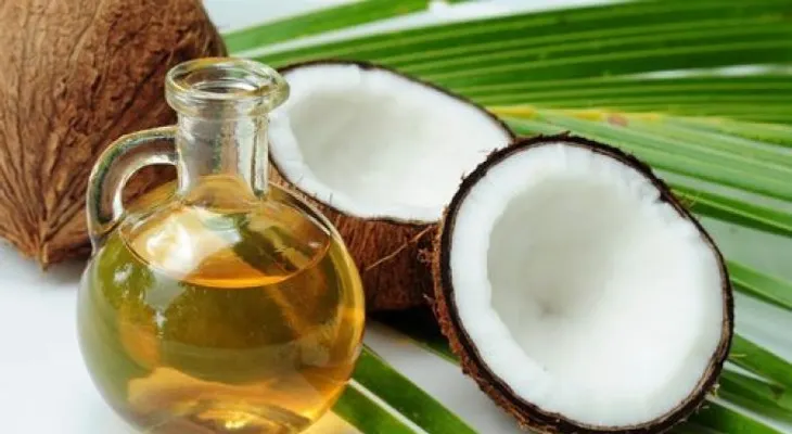 Usa aceite de coco en el cabello y obtén estos beneficios