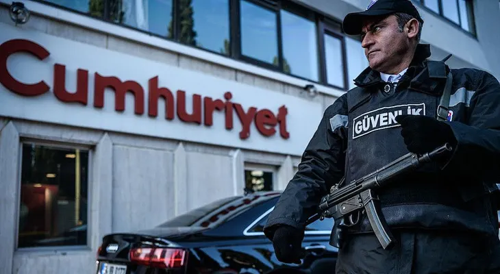 Turquía arresta a 13 periodistas y despide a más de 10.000 funcionarios