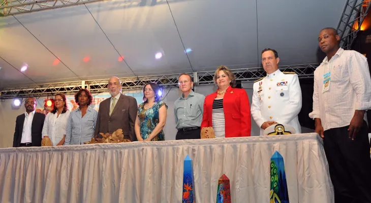 Ministro de Industria y Comercio celebra inauguración de Escuela -museo de Larimar