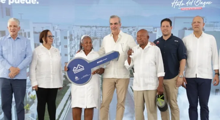 Abinader inaugura obras de agua y entrega 250 apartamentos en Santiago