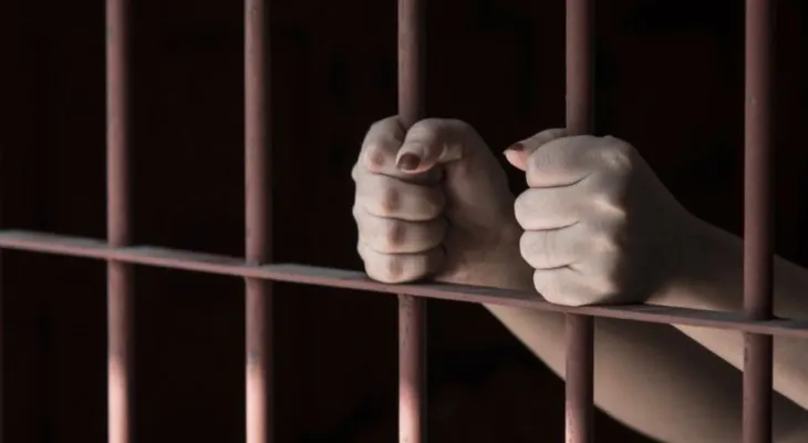 Condenan a 10 años, madre que grabó y transmitió por Facebook la violación de su hija
