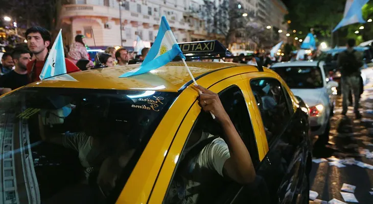Uber llegará pronto a Argentina; taxistas dicen que lo impedirán