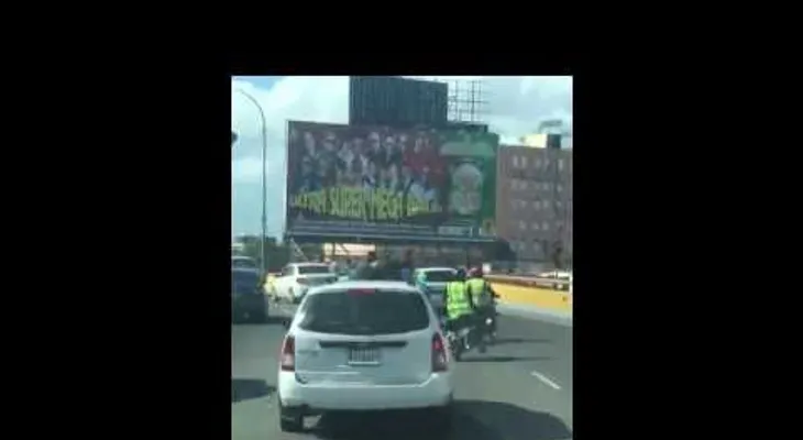 Asaltan una camioneta en el elevado de la 27 de Febrero (VIDEO)