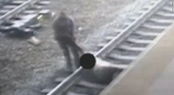 Oficial arriesga su vida para rescatar a hombre sobre vías del tren