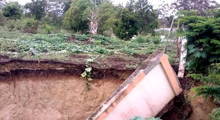 Colapsan paredes y drenaje en el Cursa-UASD