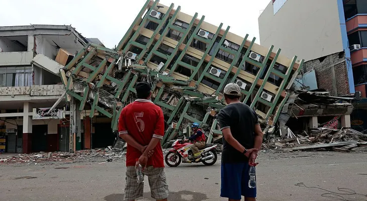 Evo Morales visita las zonas afectadas por el terremoto de Ecuador