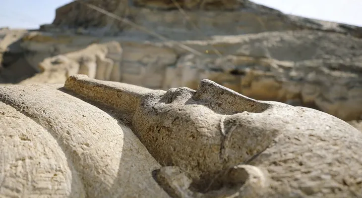 Egipto anunció el descubrimiento de una antigua necrópolis con decenas de sarcófagos y miles de estatuas