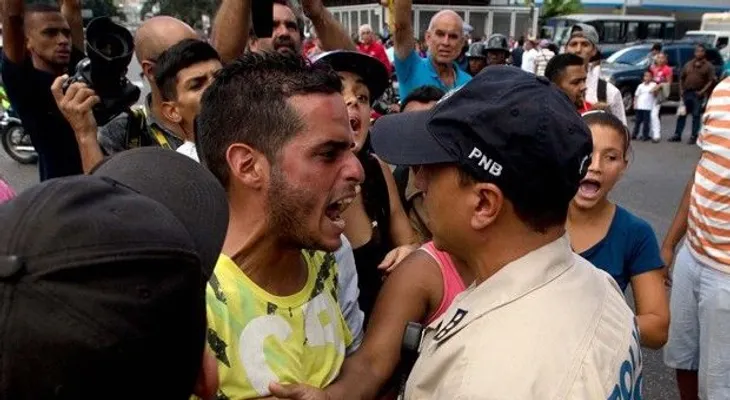 Ante la crisis, venezolanos buscan comida entre los desperdicios