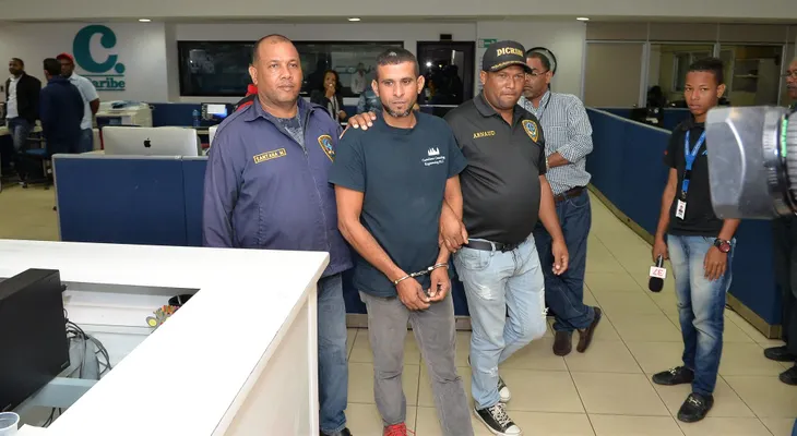 Se entrega en Multimedios del Caribe, hombre "usado en estafa" para cambiar cheque por RD$1.6 millones 