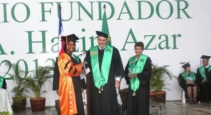 UCE gradúa 466 nuevos profesionales