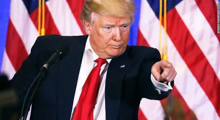 Trump termina abruptamente una entrevista por preguntas sobre intervenciones telefónicas