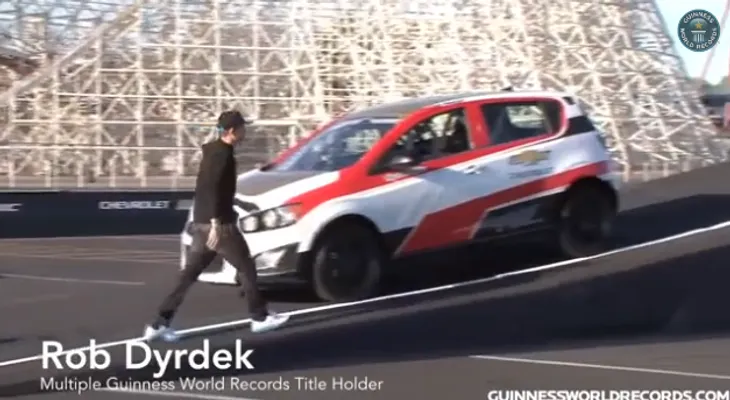 Un joven bate el récord Guinness de salto en coche... marcha atrás