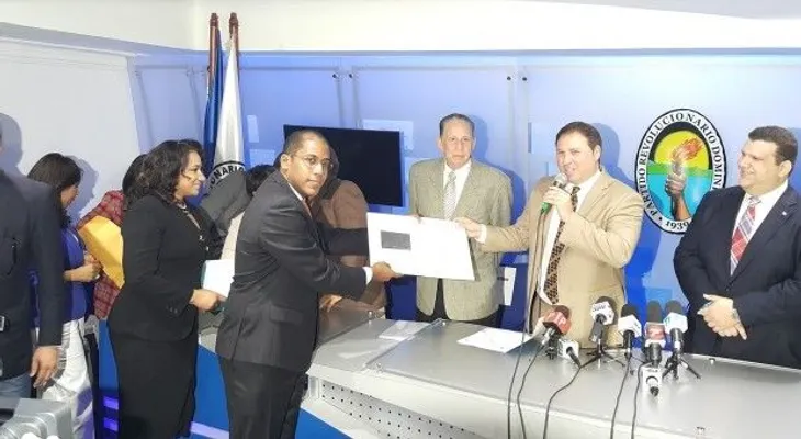 Hiddekel Morrison inscribe candidatura a diputado por el PRD