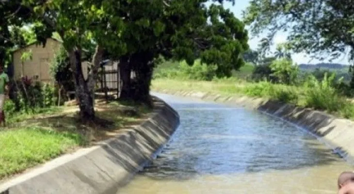 Daños en canal afecta a 30 mil personas en Villa González