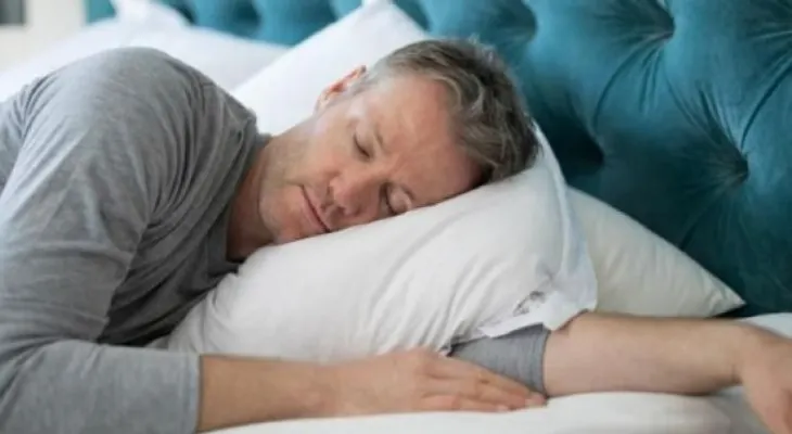 Tomar alcohol antes de acostarse ayuda a dormir mejor: Falso. Cinco horas de sueño son suficientes. Falso