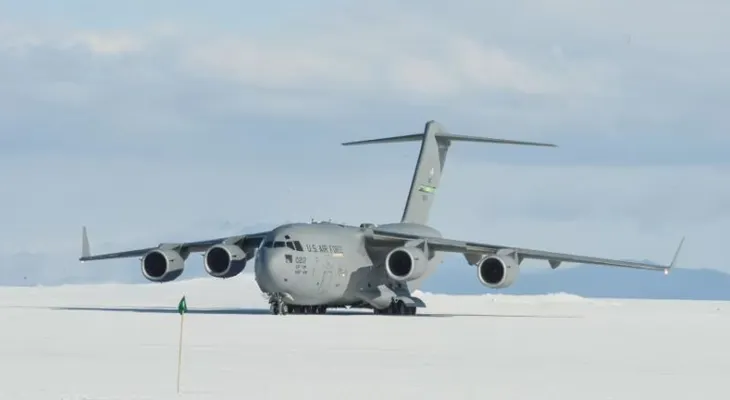 Vuelo militar de EE.UU. con rumbo a la Antártida retorna a Nueva Zelanda tras alerta de actividad espacial