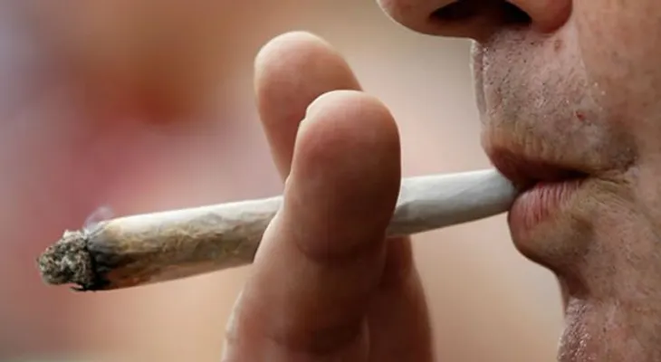 Ladrón fumó cenizas de una muerta pensando que era droga