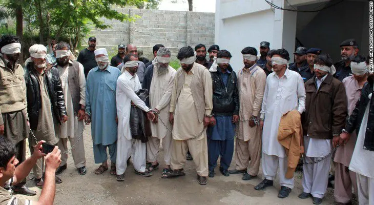 Queman viva a una adolescente en Pakistán por ayudar a una pareja a fugarse
