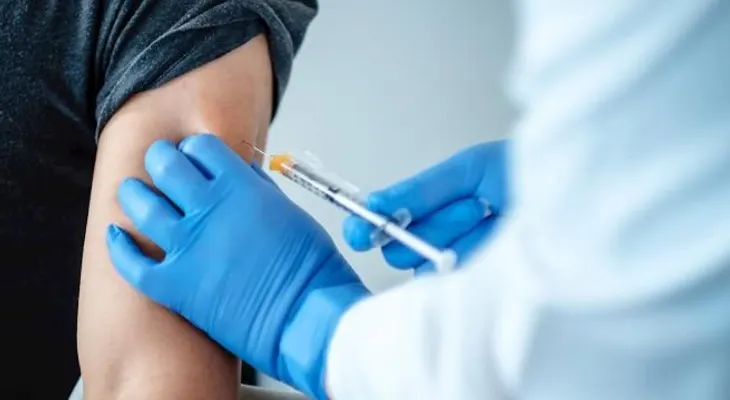 Toser mientras te vacunan contra cualquier enfermedad, reduce el dolor