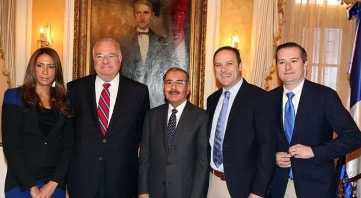 Propietarios de Los Cachorros de Chicago visitan al presidente Medina