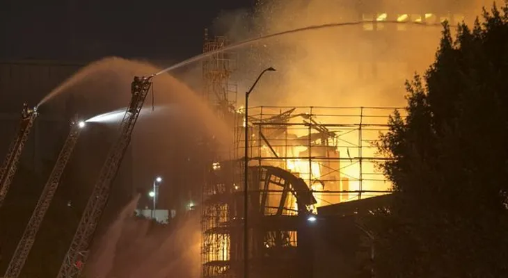 Voraces incendios afectan a Los Ángeles 