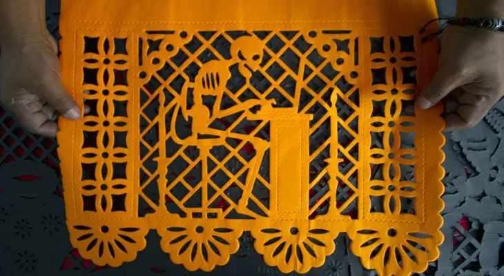 El papel picado mexicano, tradición de Día de Muertos que resiste ante la tecnología y las importaciones