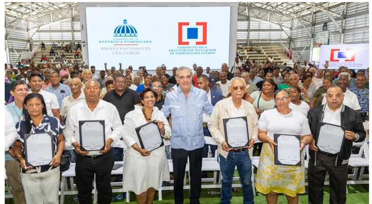Presidente Abinader entrega más de 2,300 títulos en Domingo Savio
