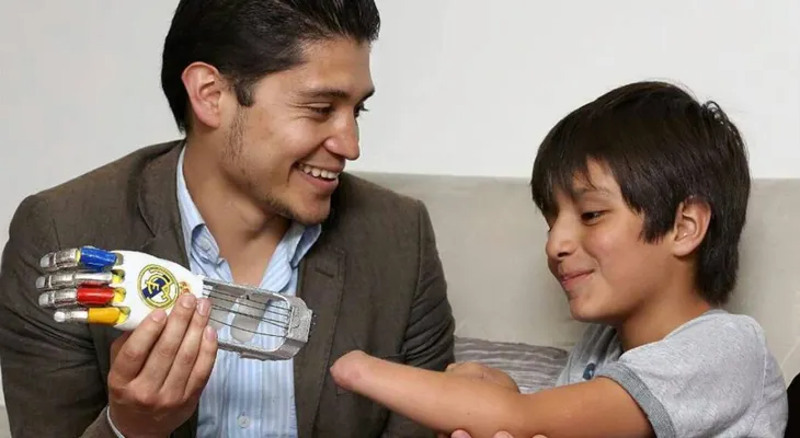 El colombiano que fabrica y dona prótesis de superhéroes a niños de bajos recursos
