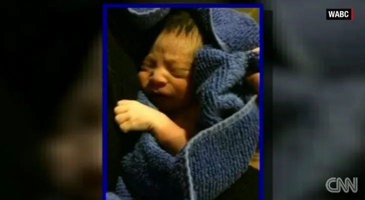 Hallan a un bebé abandonado en un pesebre de una iglesia en Nueva York